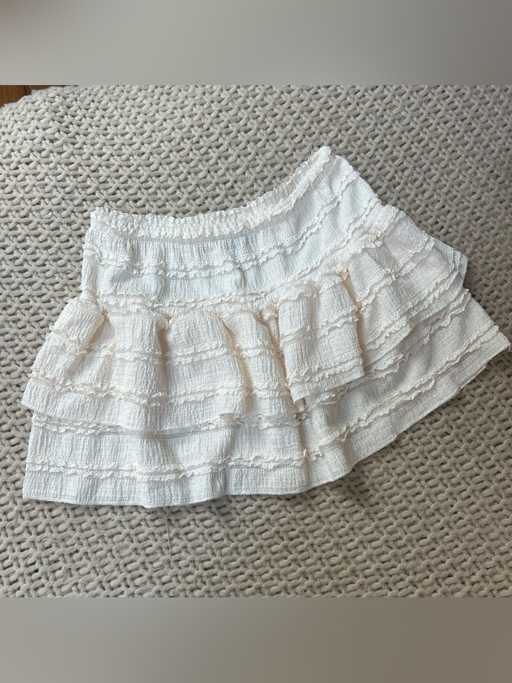 White/Cream Ruffled Mini Skirt w Elastic Band size Medium NWOT